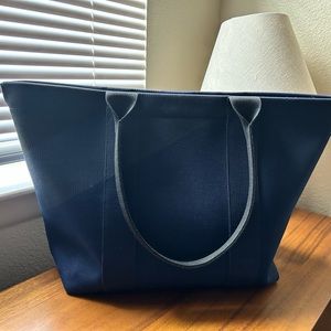 ROTHY’S Essential Tote in Navy.
EUC